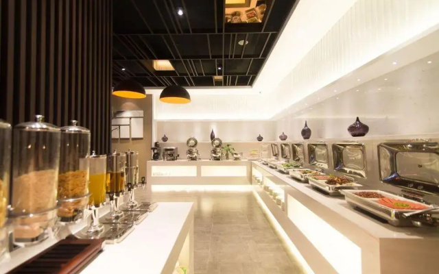 Heyi Hotel– Karamay Bairui Square Petroleum Mansion Branch