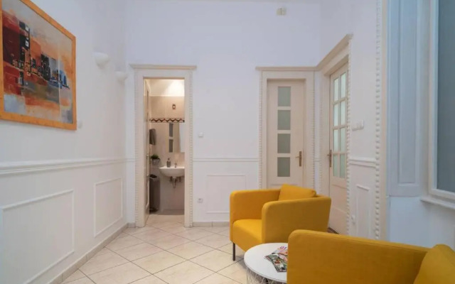 BEST located, 150 m2 5 bedrooms apt.,