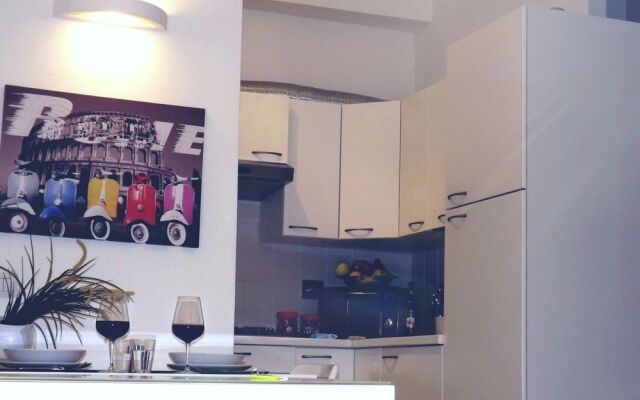 White Colosseo Victoria House