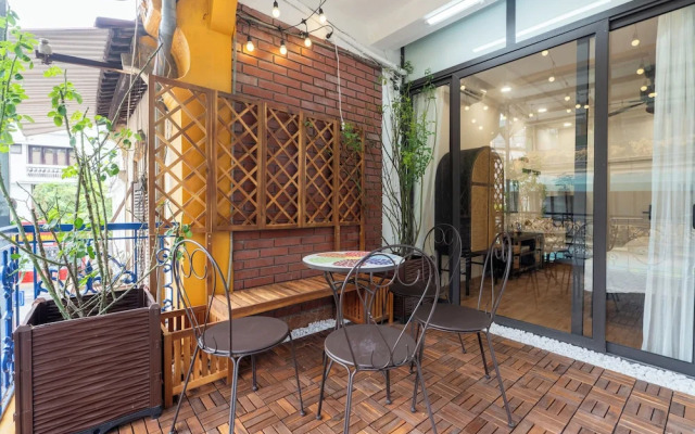 Little Balcony Hang Ca