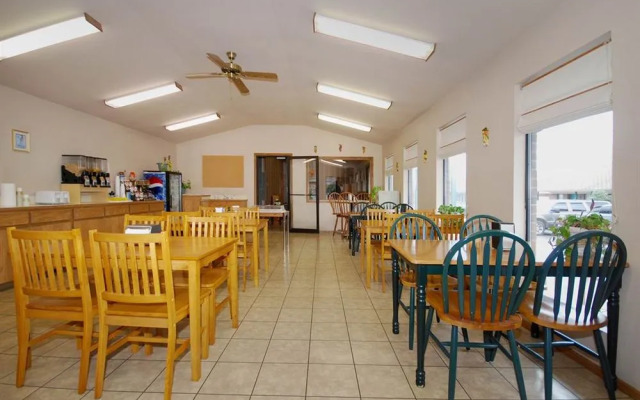 Oak Hill Inn & Suites