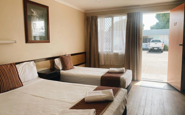 Shoredrive Motel – Guest Rooms – The Strand
