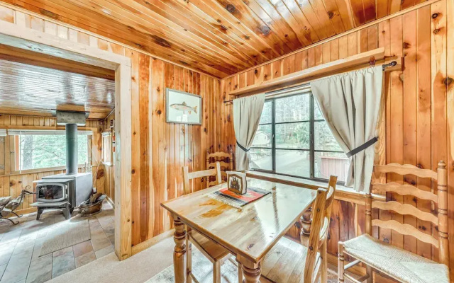 Cozy Cabin Near Grindstone Lake & Downtown!