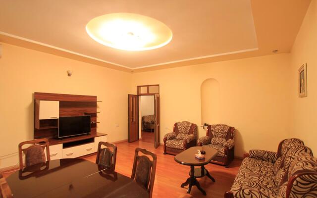 FlatsInYerevan - Apartments on Tpagrichner Street