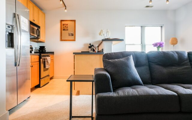 Spacious Townhome w Parking by Frontdesk