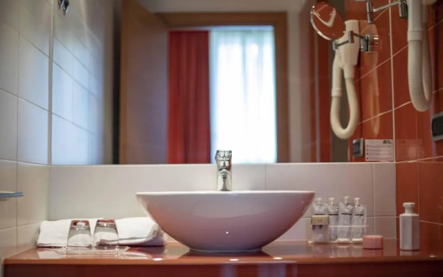 Hotel Remilia Ex Ramada Emilia