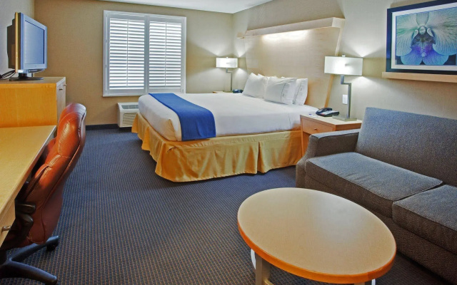 Holiday Inn Express and Suites Modesto by IHG