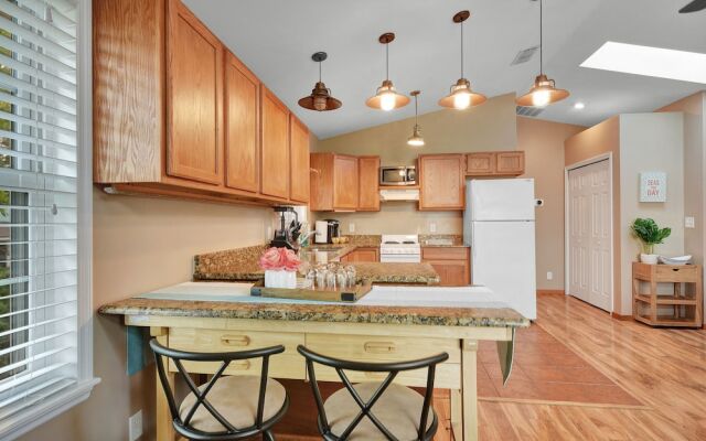 Sunshine Hideaway - Large Studio - Pet Friendly