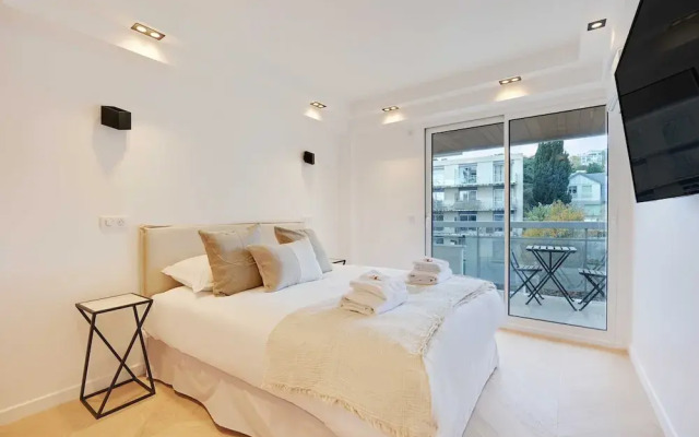 Charming Apt With AC & Balcony