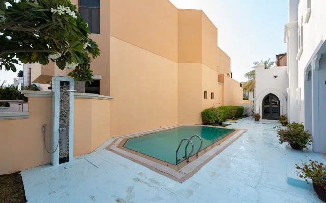 Exclusive 5BR Palm Villa w Private Pool and Beach
