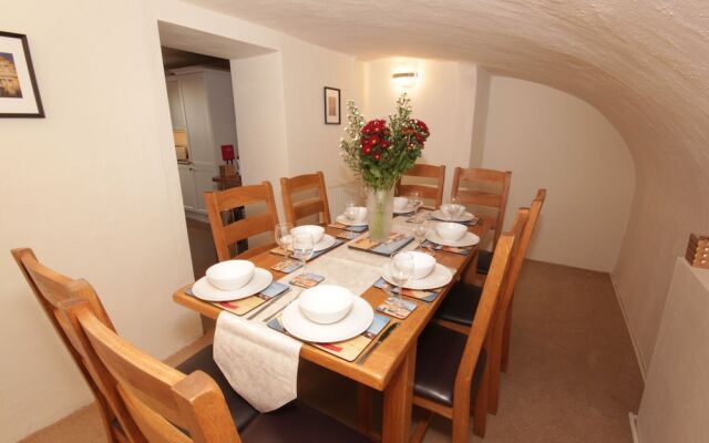 Wellsway House - Stylish Townhouse