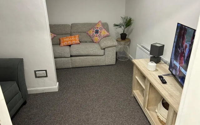 3 Bed Flat - Sleeps 6 - Parking - Wifi