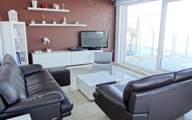 Seaside Serenity Apartment