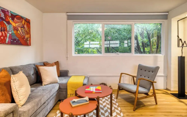 Comfy Apartment with Leafy Views by Tasman