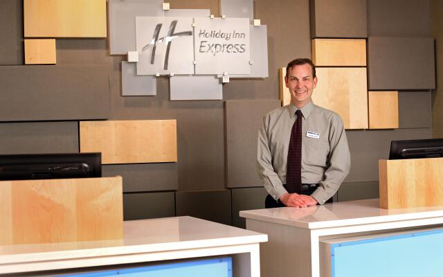 Holiday Inn Express & Suites Omaha South - Ralston Arena, an IHG Hotel