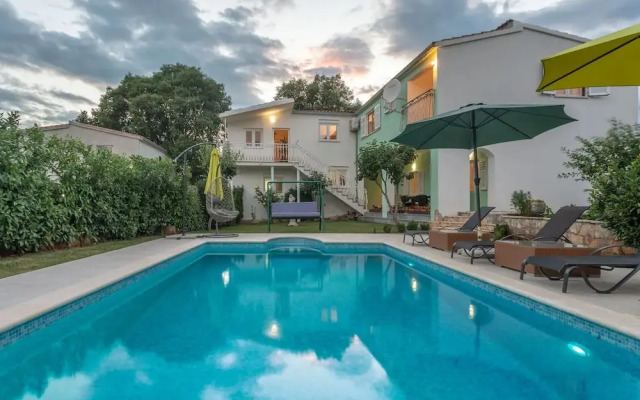 Sunny Escape Holiday Home Dicmo With Pool and Gym