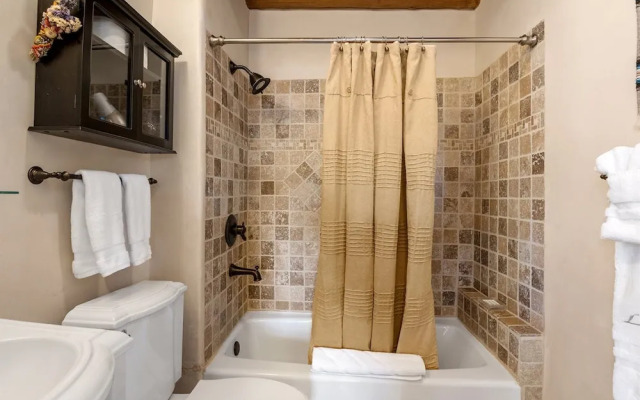 La Luz - Luxurious East Side Adobe With Hot Tub and Kiva Fireplace, Walk Everywhere