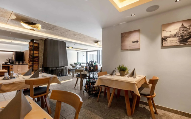 Emma Deluxe Aparthotel