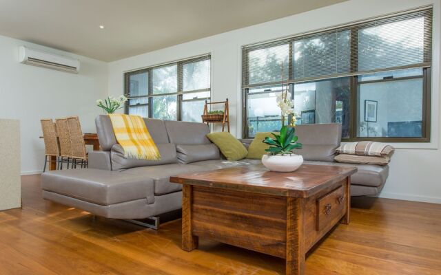 'Rolling Waves 2' on Ocean Drive