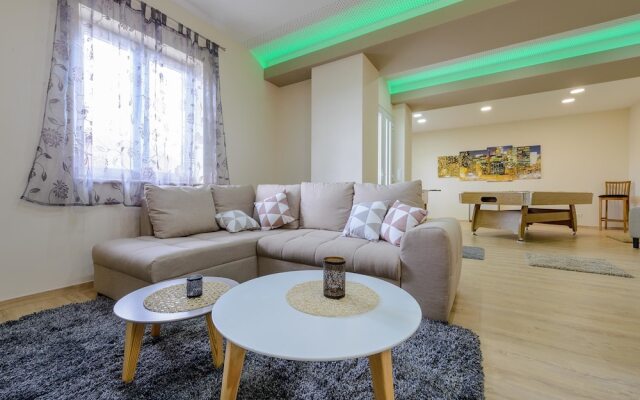 Villa Pave / Six Bedrooms H1