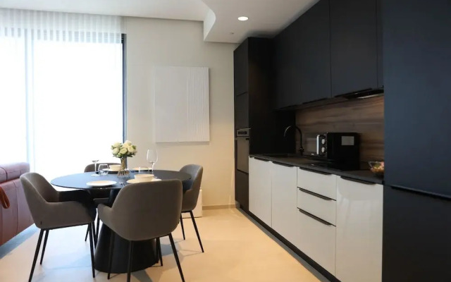 Luxury High Floor Suite Mercury Towers