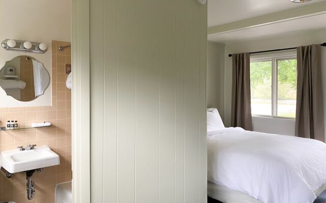 The River Hills Motel - Algoma, WI - Near Door County