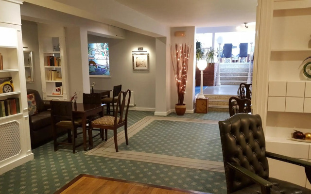 Apple Tree Hotel