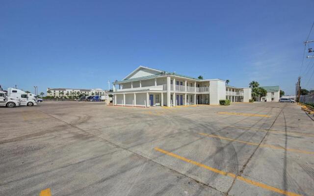 Studio 6 Laredo, TX - North I-35