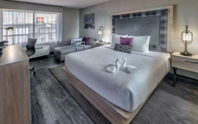 Super 8 by Wyndham Meadow Wood Courtyard