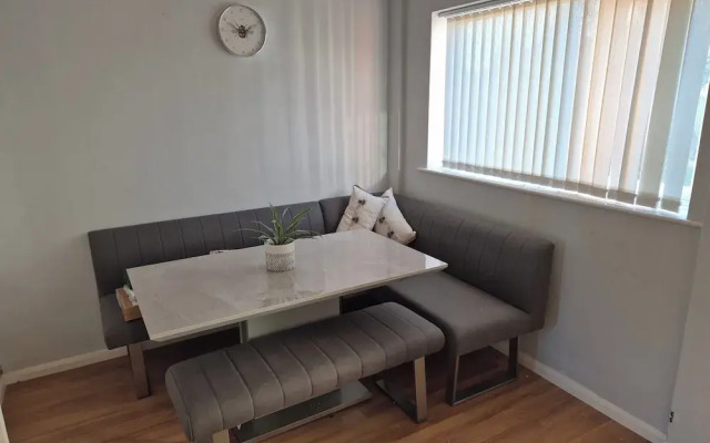 Cosy 1BR Hideaway - Hot Tub, Wifi & Private Pond