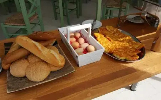 Flame Lily Studios And Apartments