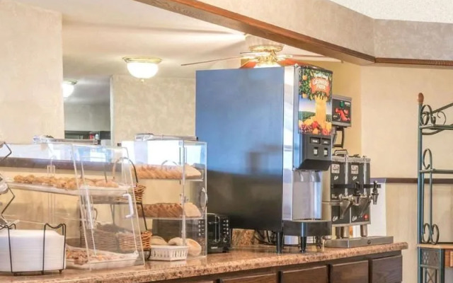 Howard Johnson West Fargo