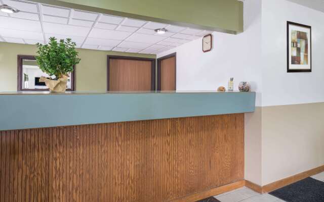 Super 8 by Wyndham Fond Du Lac