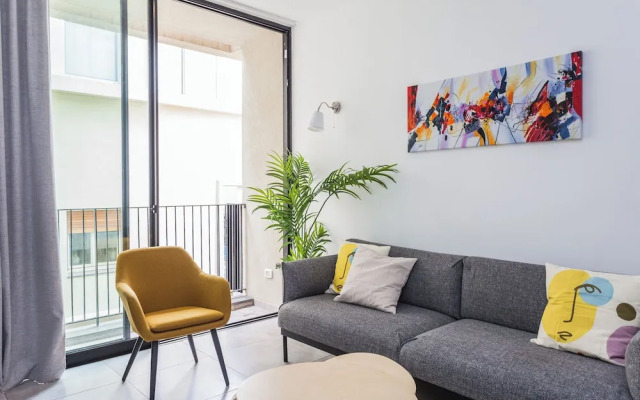 Modern Apartment Walking from the beach