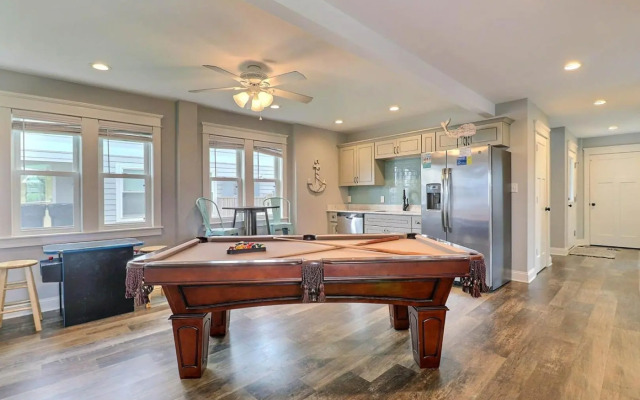 4059 - Bikinis & Martinis