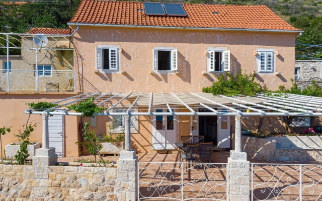 Beautiful Home in Mokalo With Wifi and 2 Bedrooms