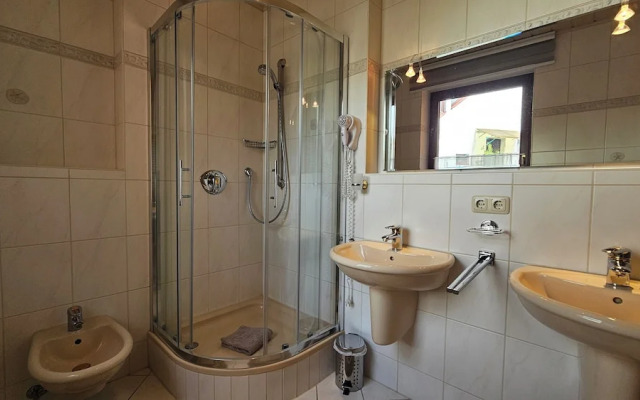 Pension Weiße Rose I Frühstück Parkplatz