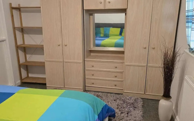 Milton Keynes - Sleeps 6 - Free Parking