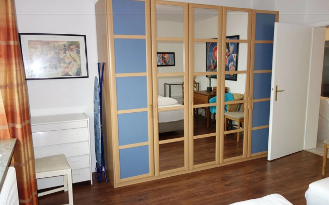Tolstov-Hotels Large 3 Room Apartment