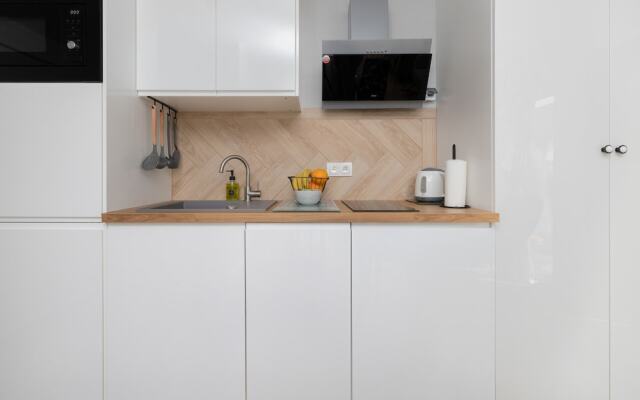 Coast Apartment With Terrace by Renters