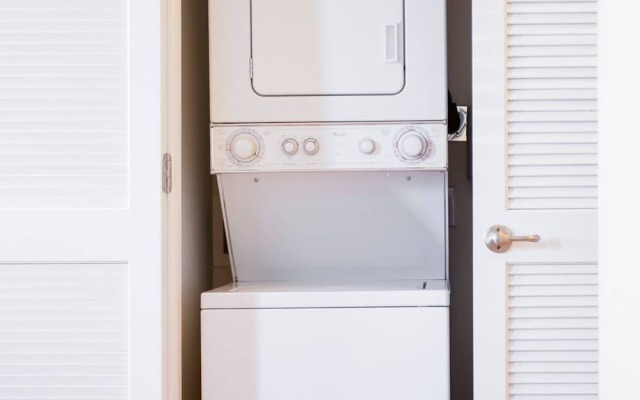 Fun 1 BR Apt In Popular NODA