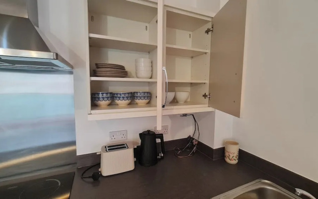 Barking 2 Bed Apt With Parking & Good Travel Links
