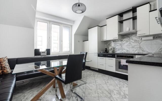 Vienna Roof Top Apartment with Terrace, Parking and AC
