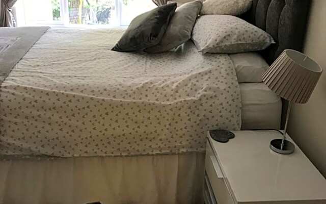 Luxury 3 bedded room with sea peeps and parking