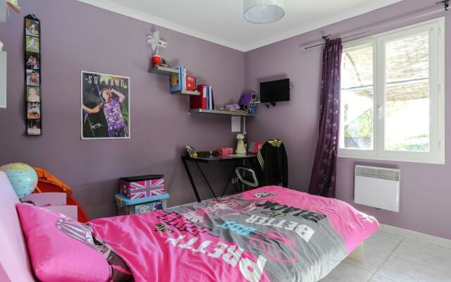 Child-friendly Holiday Home With Many Facilities in Aix-en Provence