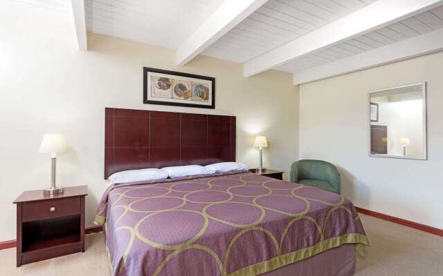 Super 8 by Wyndham Beaver Falls