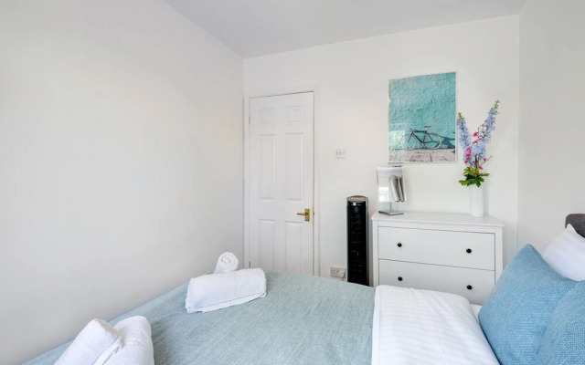 Sharp Close 4 Bedroom 2 Bath - Aylesbury