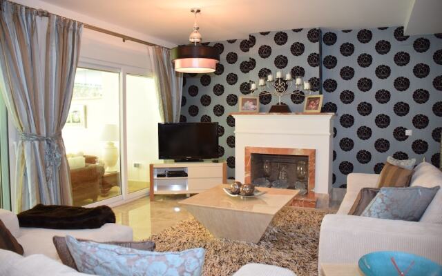 Semi Detached Townhouse Near The Beach