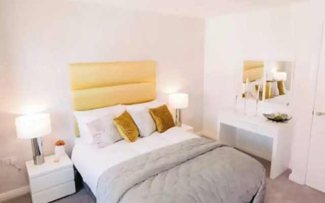 Beautiful 2-bedroom House Close to the Airport