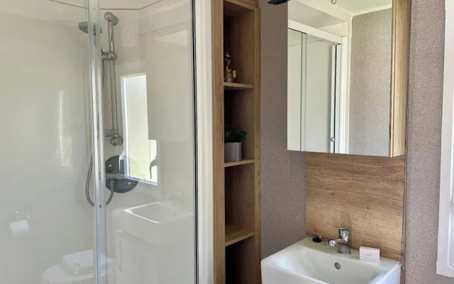 Cosy 3 Bedroom Caravan in South Cerney